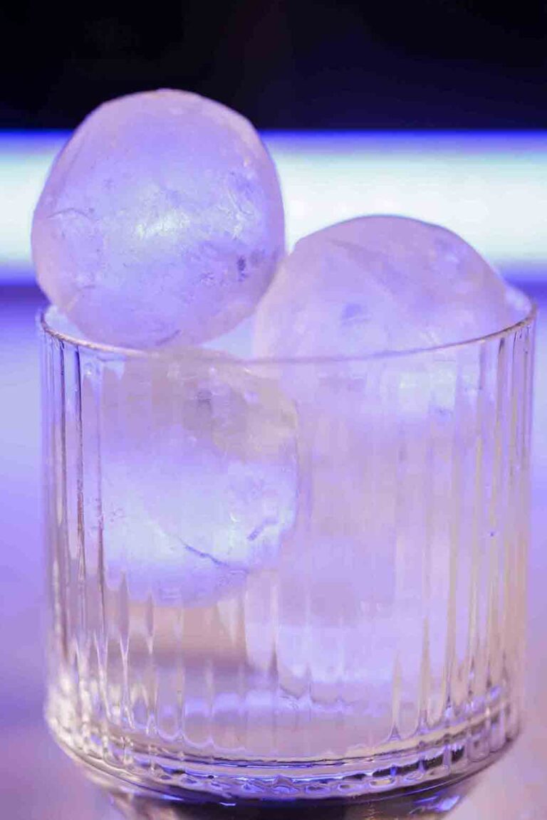 Παγομπάλες σε ποτήρι whisky